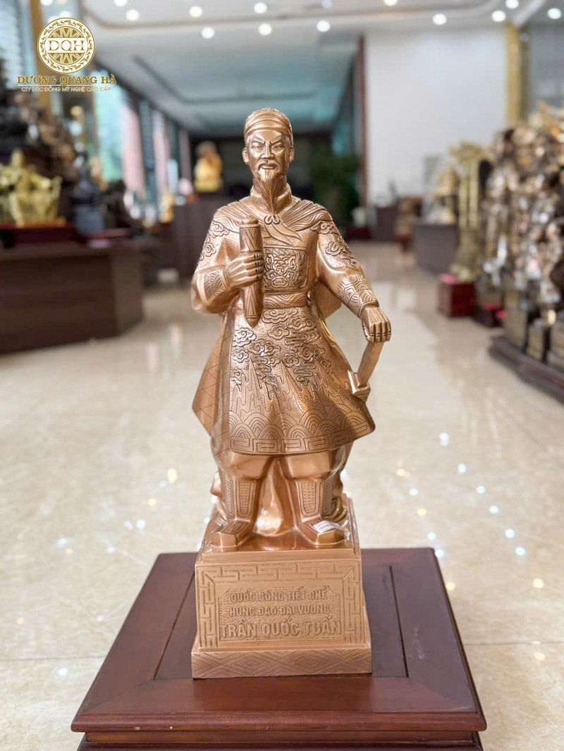 Tượng đồng Trần Hưng Đạo