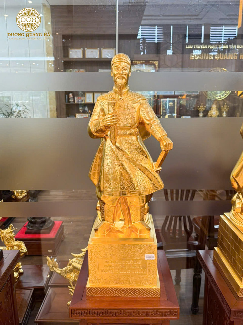Tượng đồng Trần Hưng Đạo