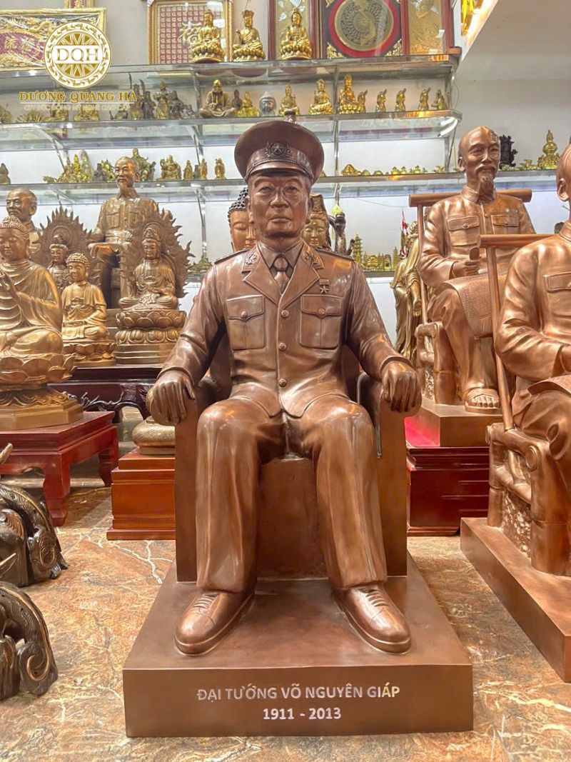 Tượng đồng Võ Nguyên Giáp