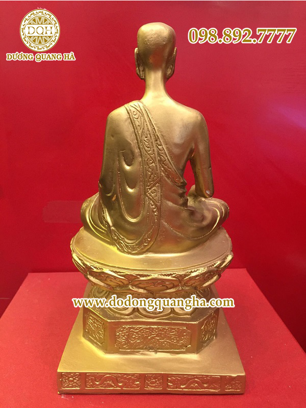 Mặt sau của tượng đồng Phật hoàng Trần Nhân Tông được đúc bởi đồ đồng Dương Quang Hà
