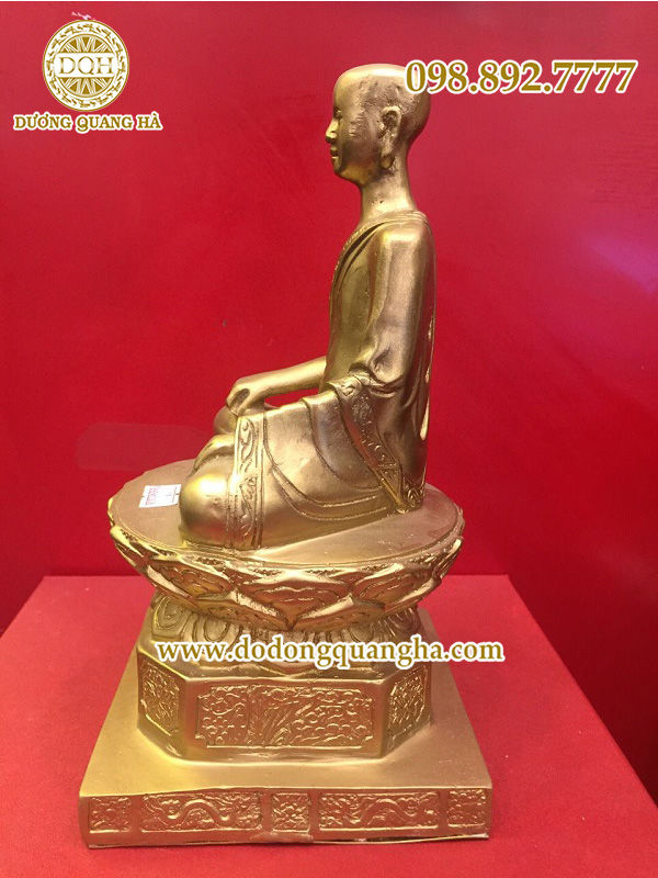 Góc trái tượng đồng Phật hoàng Trần Nhân Tông