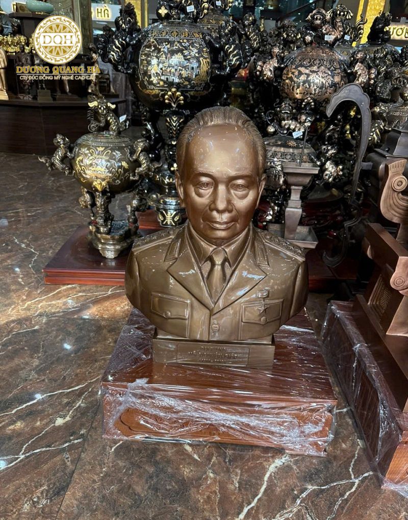 Tượng đồng Đại tướng Võ Nguyên Giáp