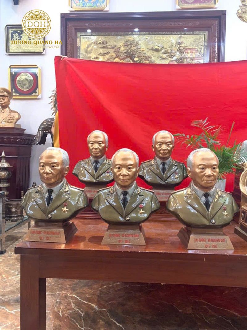 Tượng đồng Đại tướng Võ Nguyên Giáp