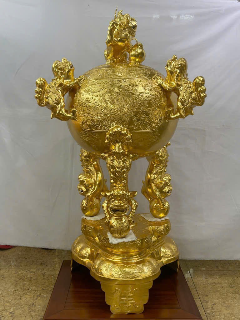 Đỉnh thờ dát vàng