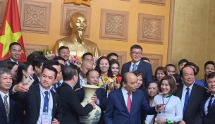 Đồ đồng Dương Quang Hà vinh dự nhận bằng khen của Thủ tướng Chính phủ trong buổi gặp mặt đoàn đại biểu Hội Doanh nghiệp nhỏ và vừa