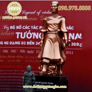 Tượng vua Quang Trung Nguyễn Huệ đồng đỏ làm màu